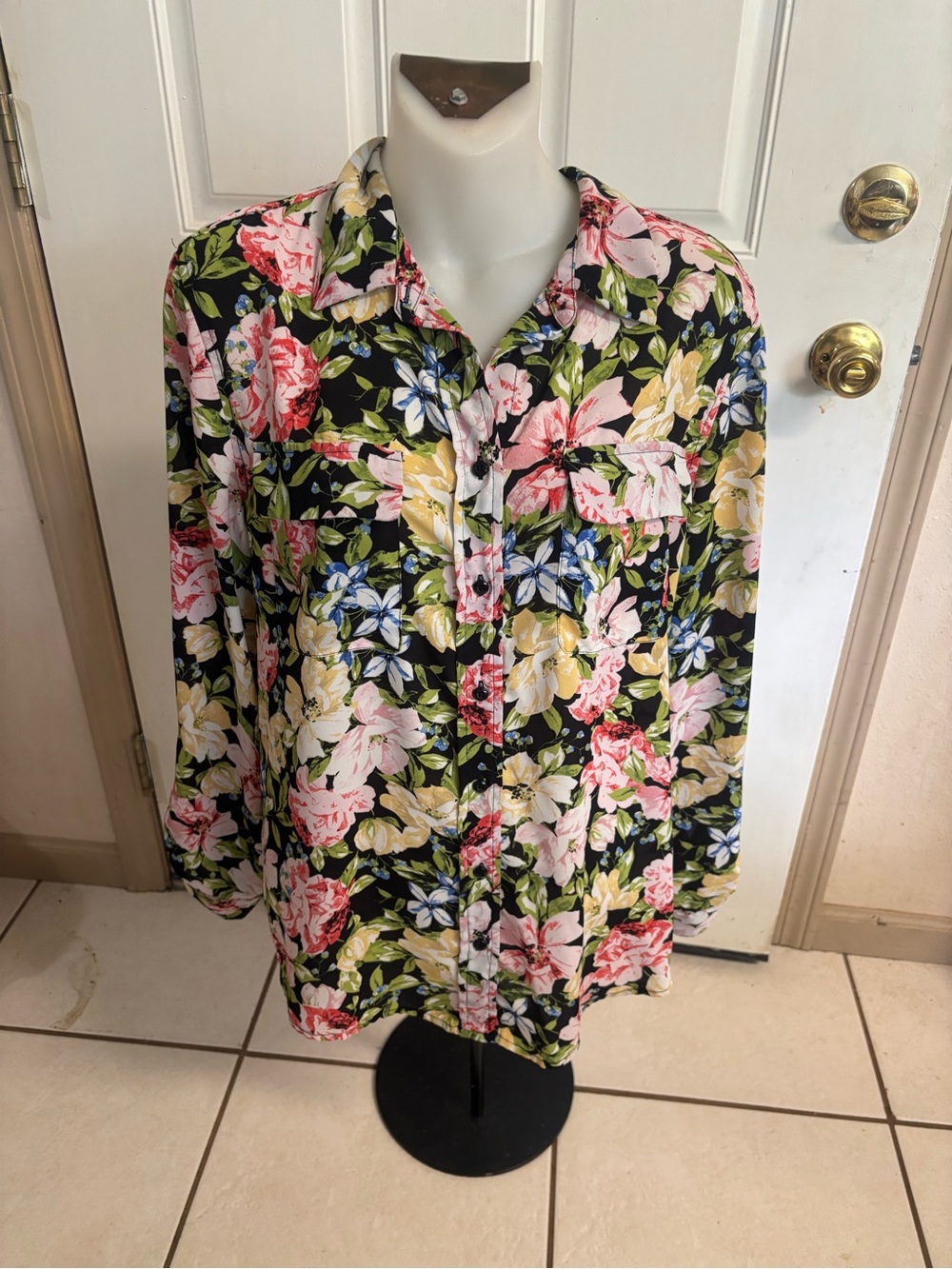 Med Investments black/multicolor Floral button up 3/4-long sleeve blouse. In EUC